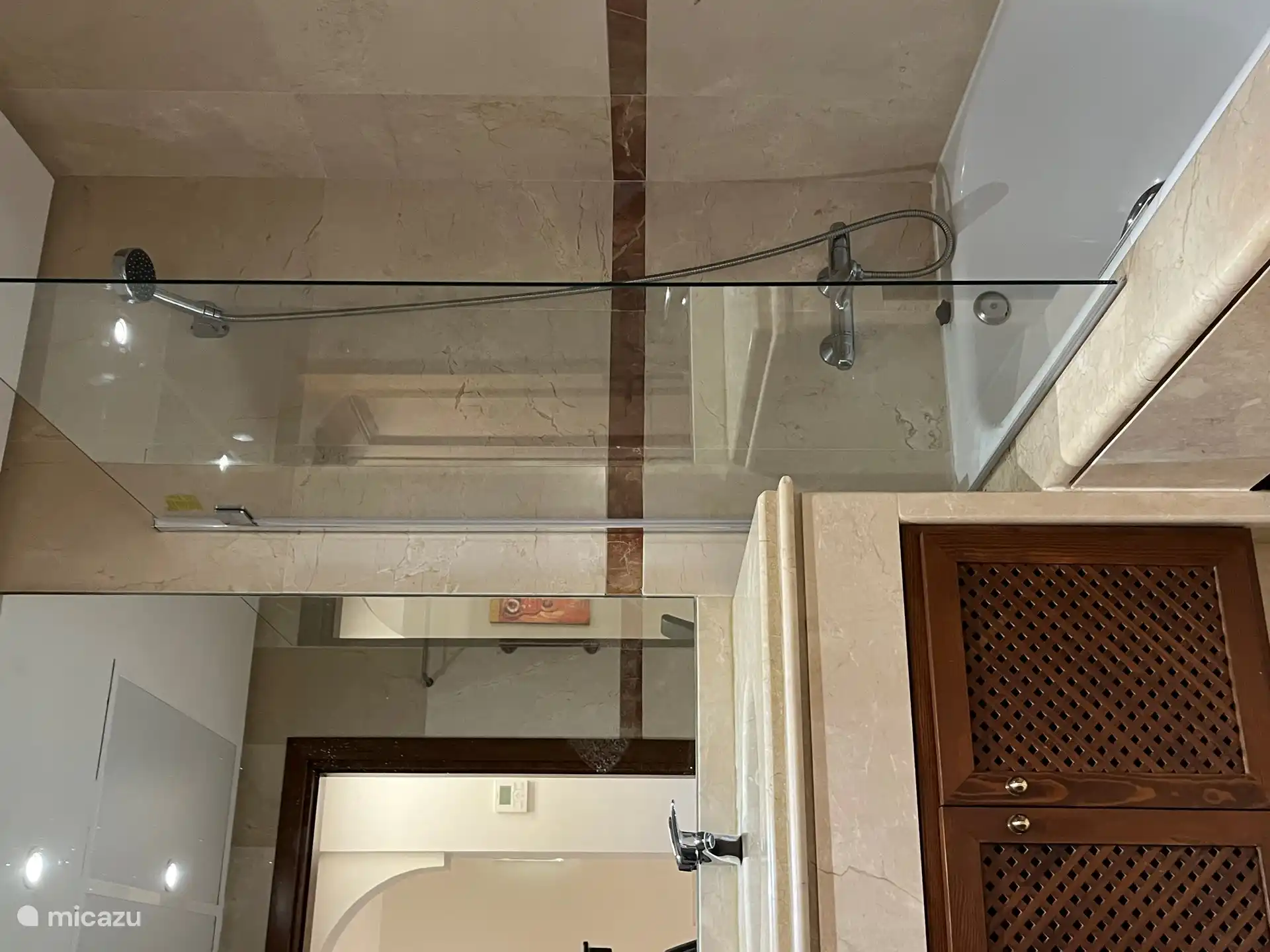 La deuxième salle de bain avec baignoire, douche, bidet et lavabo.