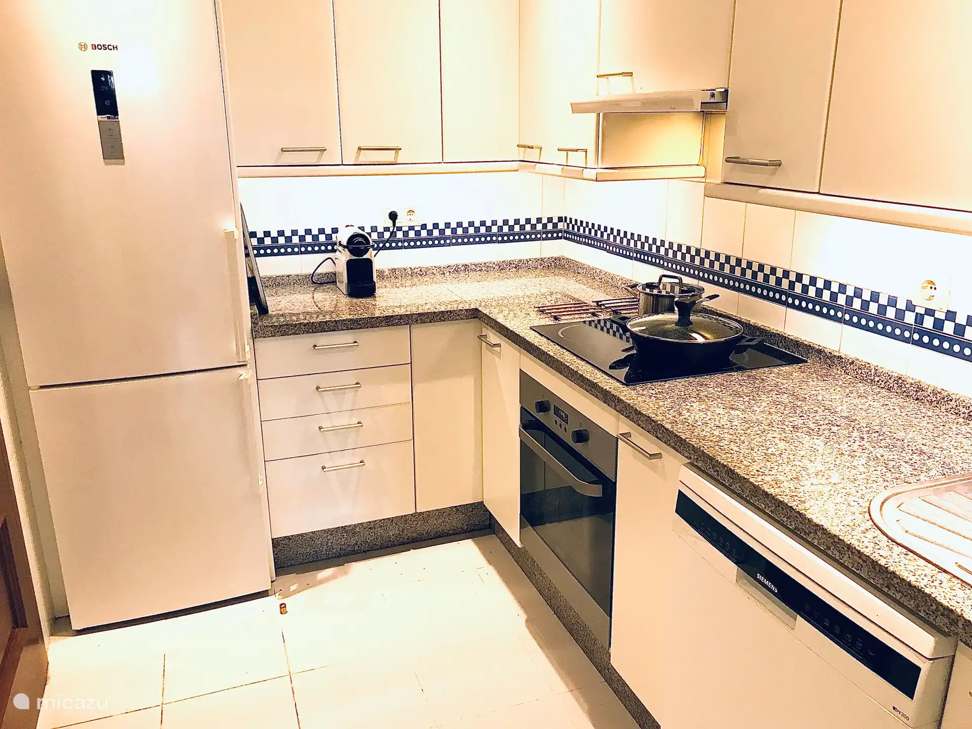 La cuisine avec lave-vaisselle et four. Lave-linge, micro-ondes et sèche-linge se trouvent dans la buanderie.