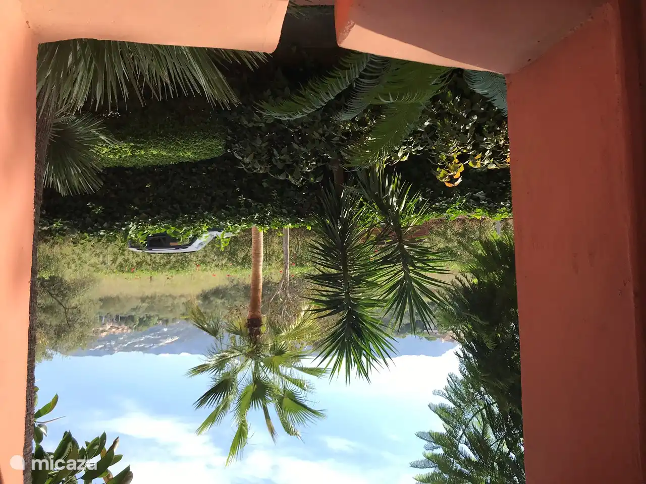 La vue sur les montagnes depuis la cage d'escalier.