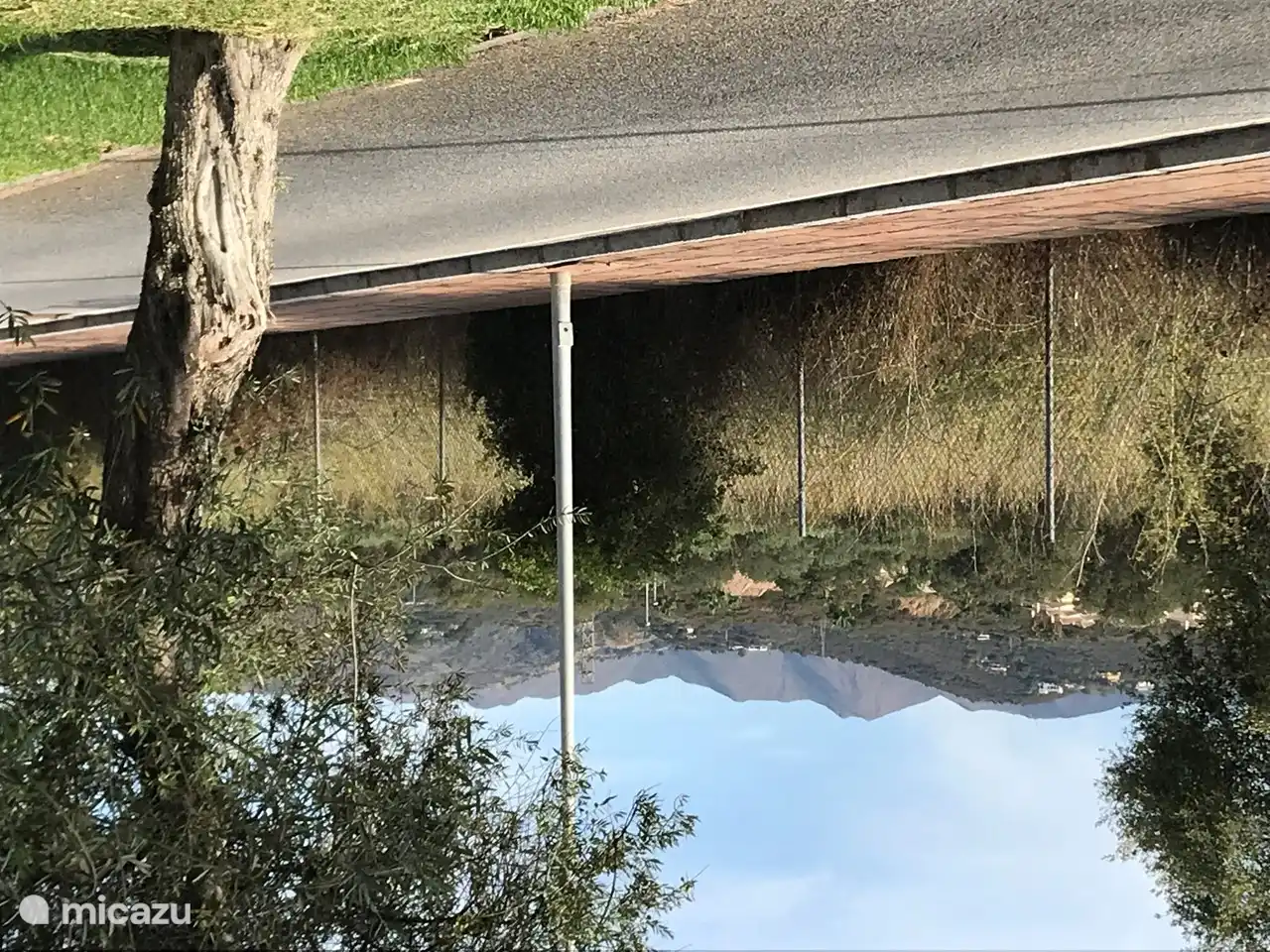 La route menant au complexe avec les montagnes en arrière-plan.