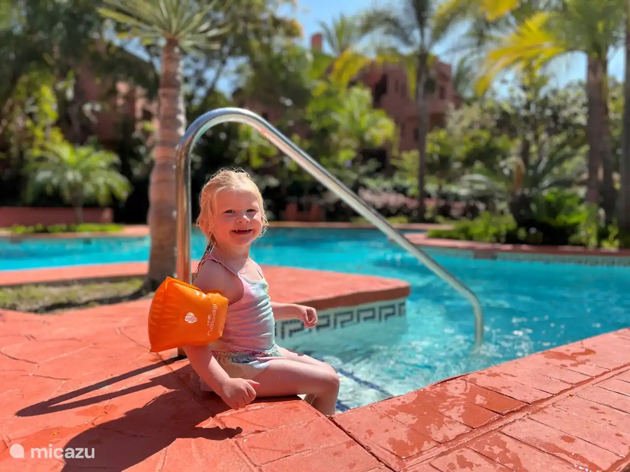 Qu'est-ce que j'aime le plus ? L'aire de jeux ou la piscine.