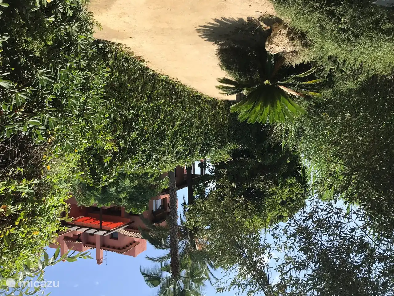 Vous pouvez marcher jusqu'à la plage en quatre minutes sur le chemin privé.