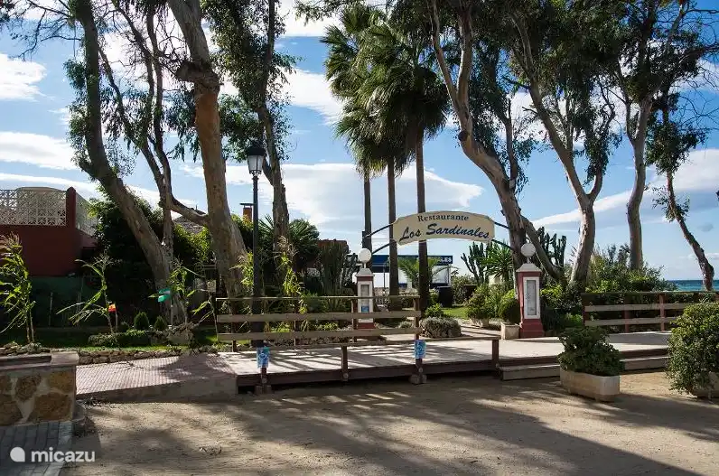 Si vous allez de votre appartement à la plage par la voie publique, c'est le premier restaurant de plage que vous croisez. Ça s'appelle Los Sardinales.