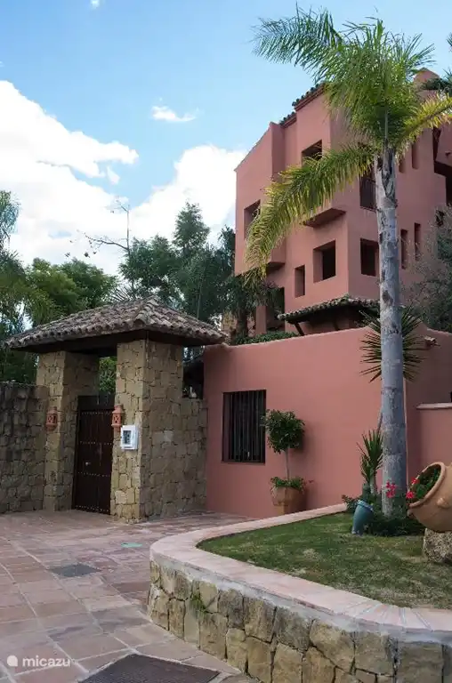 Vous entrez dans la phase V en tant que piéton par la porte sous le toit.