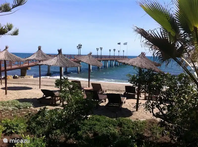 La plage de Marbella avant l'arrivée des baigneurs