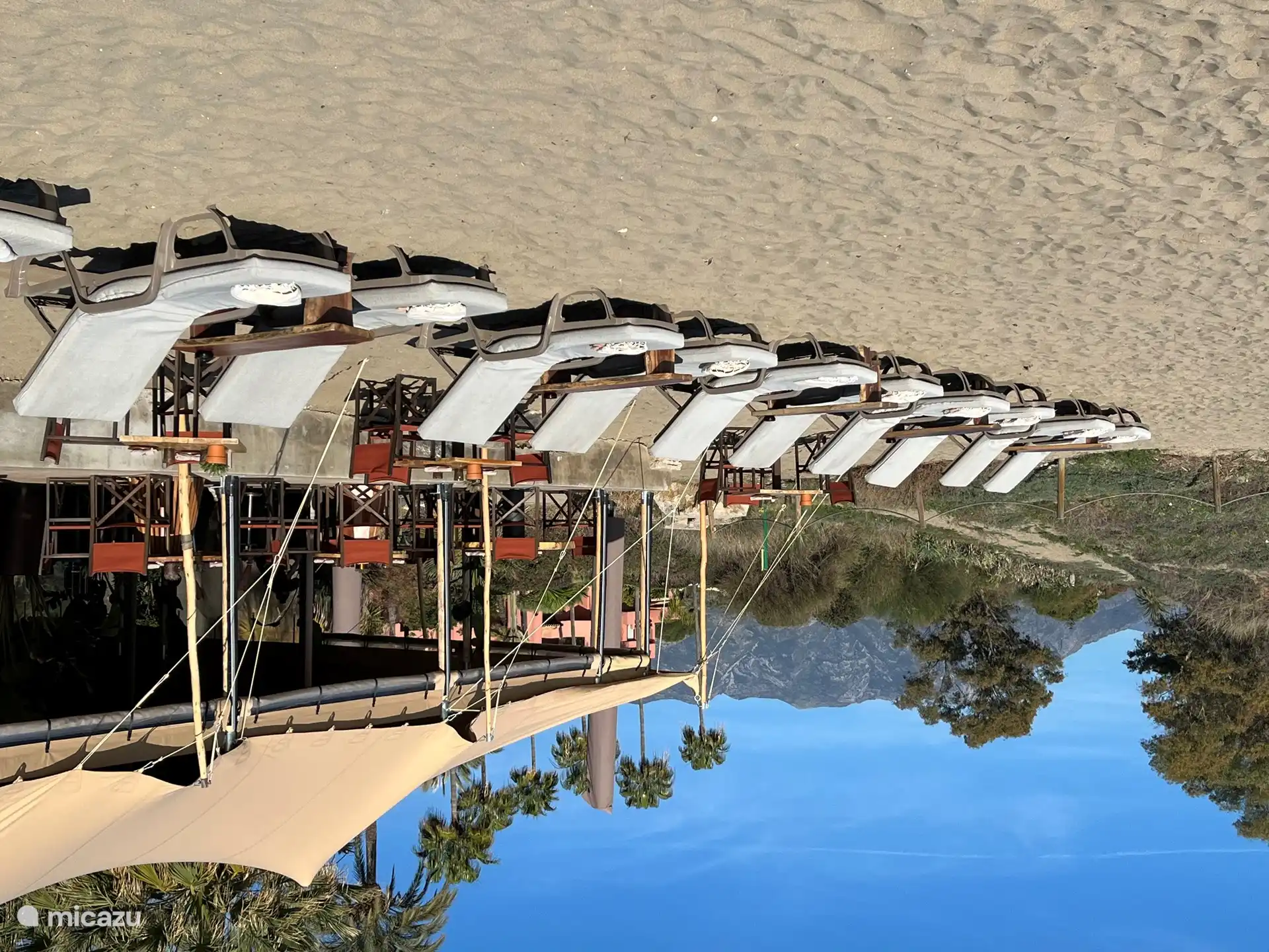 Lorsque vous marchez le long du chemin privé menant à la plage, le club de plage Oyana est la première chose que vous rencontrez.