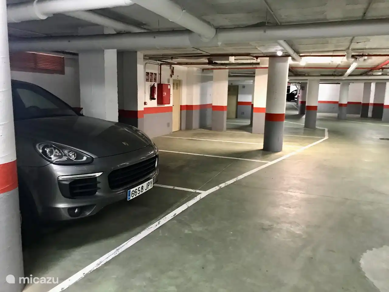 Si vous êtes en voiture, vous entrez par le parking. Vous disposez de votre propre place de parking réservée dans le garage souterrain sécurisé. Vous pouvez prendre l'ascenseur directement jusqu'à votre appartement.