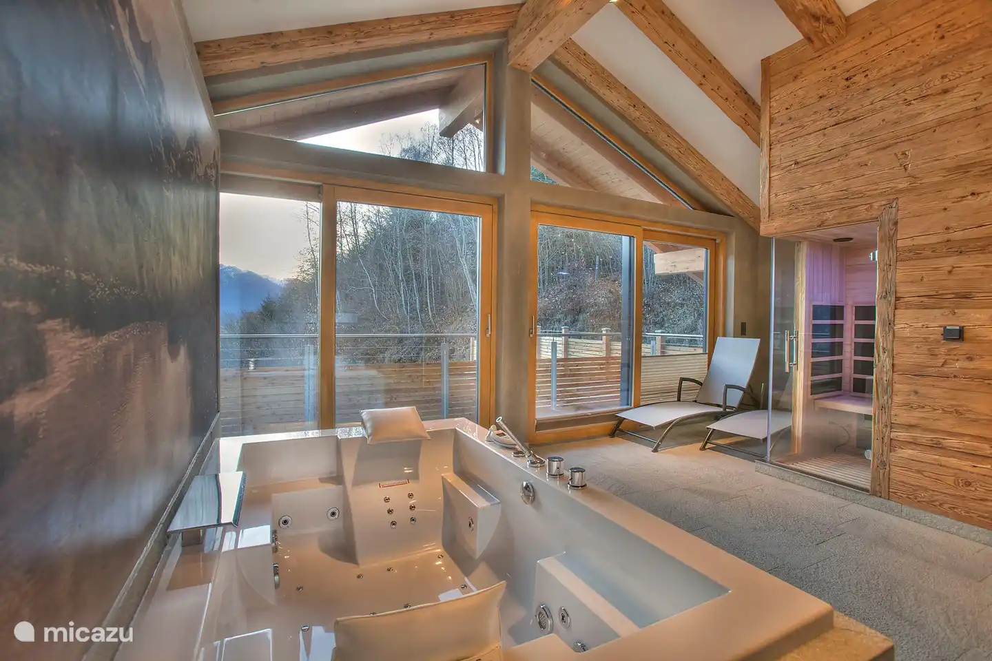 Genießen Sie Whirlpool, Dampfdusche und Infrarotsauna im einzigartigen Wellnessbereich!