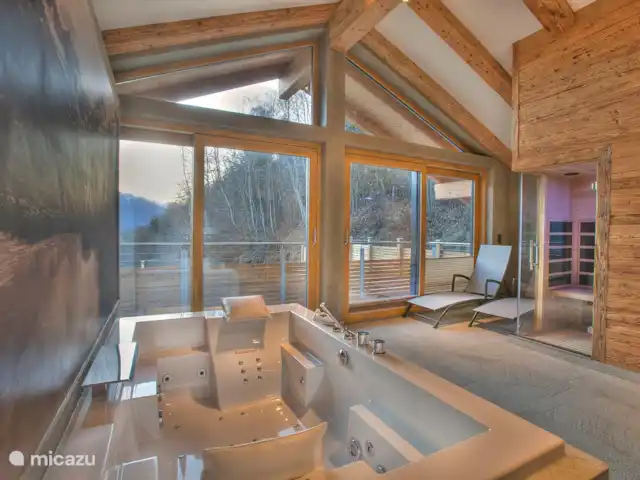 chalet huren in Oostenrijk, Salzburgerland, Bramberg am Wildkogel – Alpenchalet am Wildkogel Geniet in de unieke wellnessruimte van de  jacuzzi, stoomdouche en infraroodsauna!