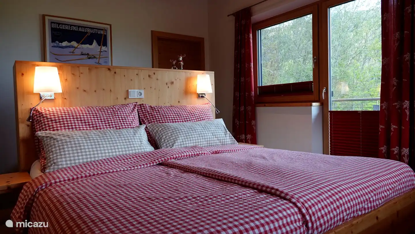 Geräumiges Schlafzimmer mit Balkon und eigenem Bad im Apartment Smaragd.