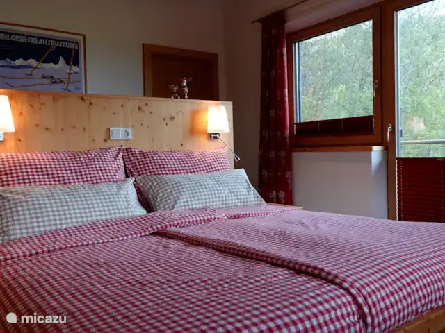 chalet huren in Oostenrijk, Salzburgerland, Bramberg am Wildkogel – Alpenchalet am Wildkogel Ruime slaapkamer met balkon en ensuite badkamer in appartement Smaragd.
