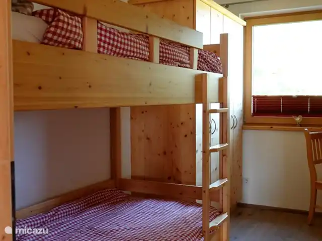 chalet huren in Oostenrijk, Salzburgerland, Bramberg am Wildkogel – Alpenchalet am Wildkogel Appartement Smaragd heeft ook een slaapkamer met stapelbed.