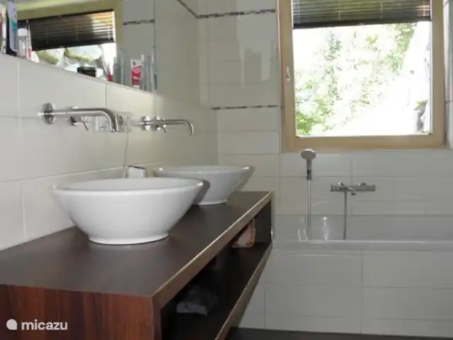 chalet huren in Oostenrijk, Salzburgerland, Bramberg am Wildkogel – Alpenchalet am Wildkogel Riante badkamer met bad, douche, toilet en 2 wastafels.
In appartement Smaragd.