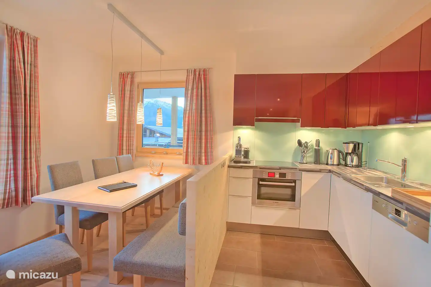 Schöne Küche mit Essbereich im Apartment Kristall.
