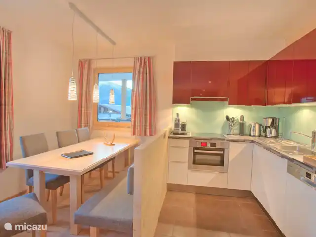 chalet huren in Oostenrijk, Salzburgerland, Bramberg am Wildkogel – Alpenchalet am Wildkogel Mooie keuken met eethoek in appartement Kristall.