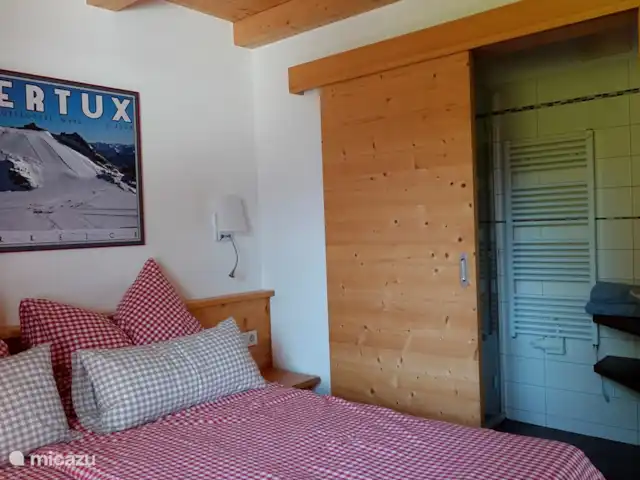 chalet huren in Oostenrijk, Salzburgerland, Bramberg am Wildkogel – Alpenchalet am Wildkogel 2 Persoonsslaapkamer in appartement Kristall met ensuite badkamer met douche en wastafel.