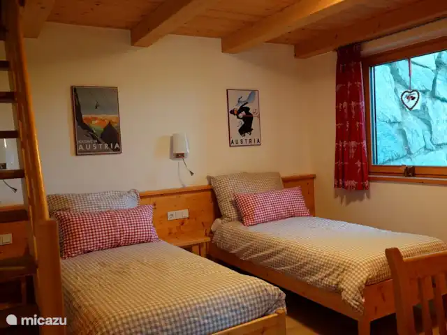 chalet huren in Oostenrijk, Salzburgerland, Bramberg am Wildkogel – Alpenchalet am Wildkogel Slaapkamer voor 2 personen met een hoss waar 2 kinderen kunnen slapen. Deze slaapkamer is in appartement Kristall.