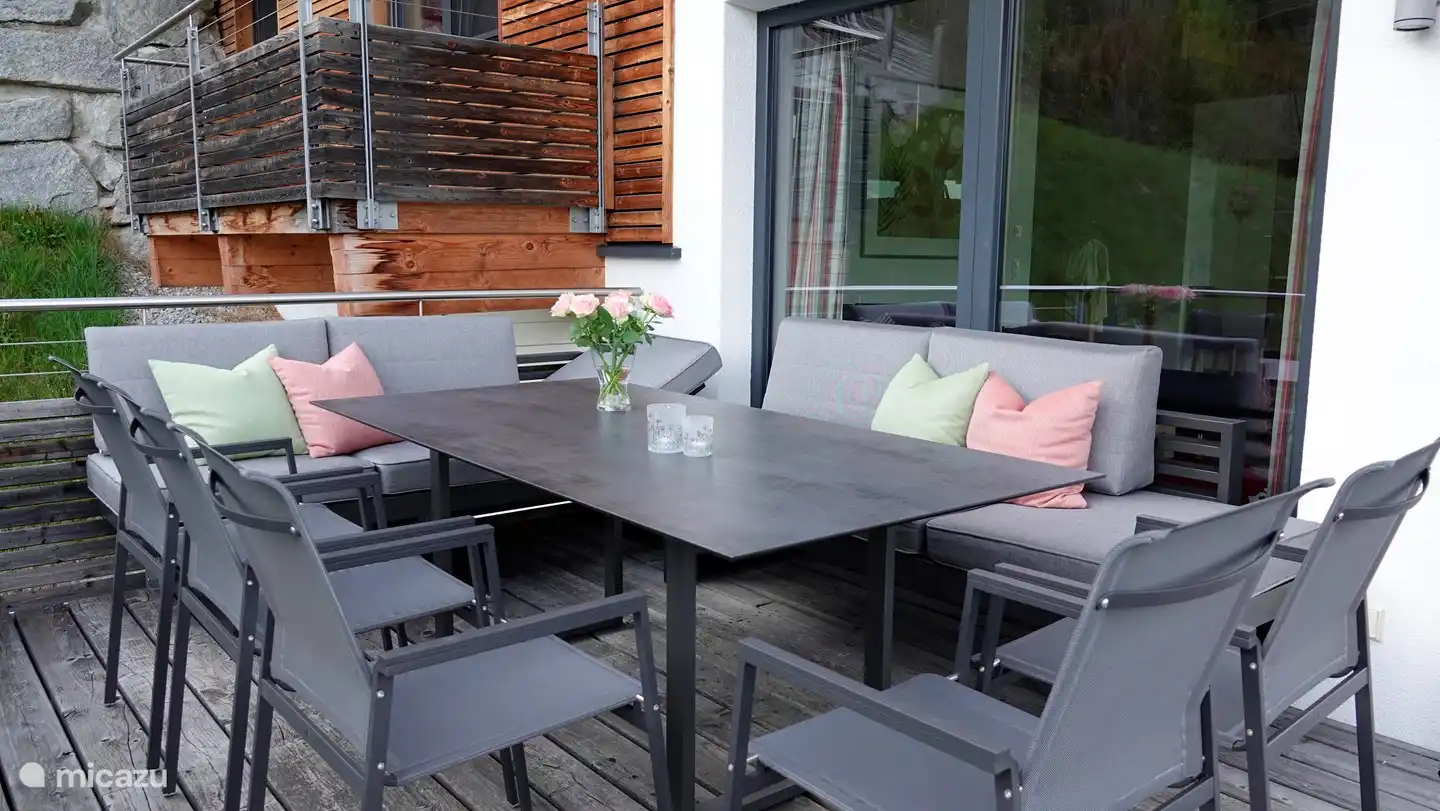 Herrliches Entspannungsset auf der Terrasse des Smaragd.