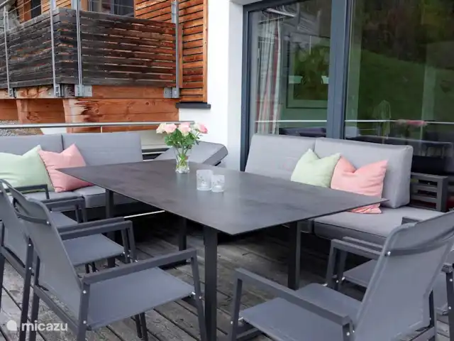 chalet huren in Oostenrijk, Salzburgerland, Bramberg am Wildkogel – Alpenchalet am Wildkogel Heerlijke relaxset op het terras van Smaragd.
