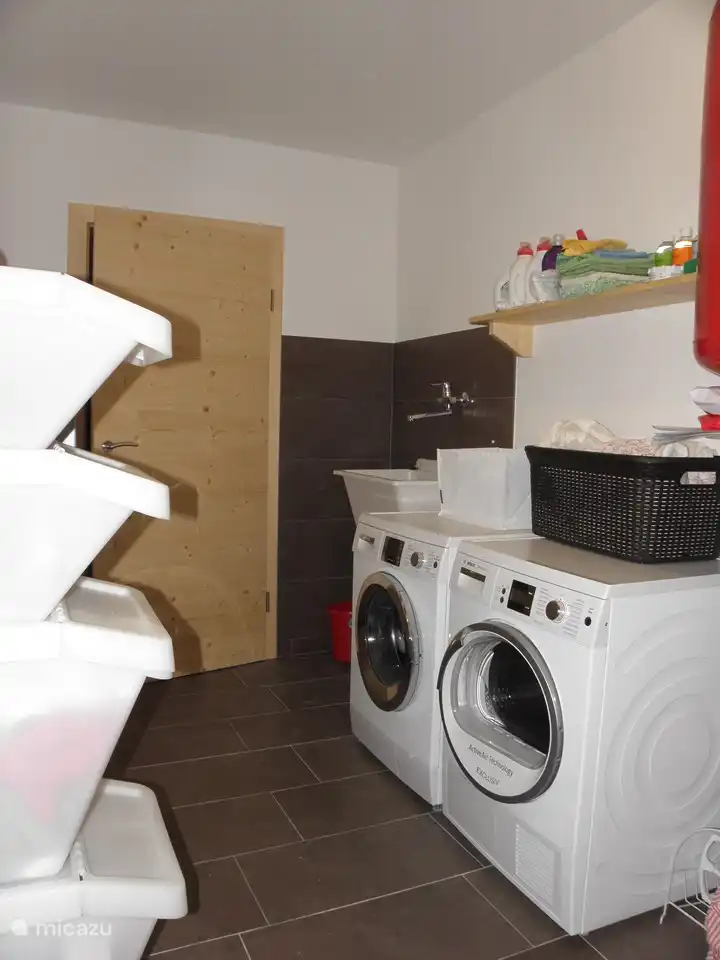 Waschmaschine und Trockner zur Mitbenützung.