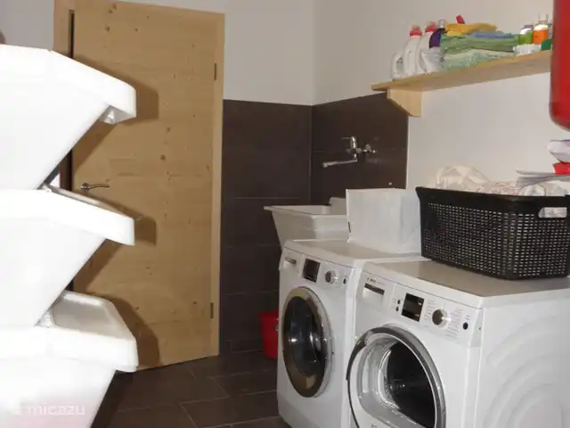 chalet huren in Oostenrijk, Salzburgerland, Bramberg am Wildkogel – Alpenchalet am Wildkogel Wasmachine en droger voor gezamenlijk gebruik.