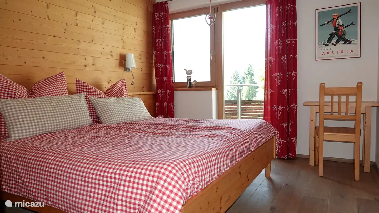 Schönes Schlafzimmer für 2 Personen mit Balkon im Apartment Smaragd.