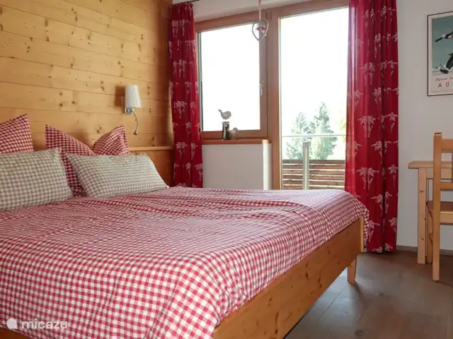 chalet huren in Oostenrijk, Salzburgerland, Bramberg am Wildkogel – Alpenchalet am Wildkogel Mooie slaapkamer voor 2 personen met balkon in appartement Smaragd.