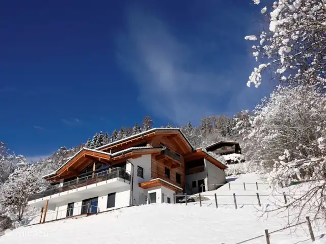 chalet huren in Oostenrijk, Salzburgerland, Bramberg am Wildkogel – Alpenchalet am Wildkogel Alpenchalet am Wildkogel in de winter. De sneeuw maakt het geheel sprookjesachtig!