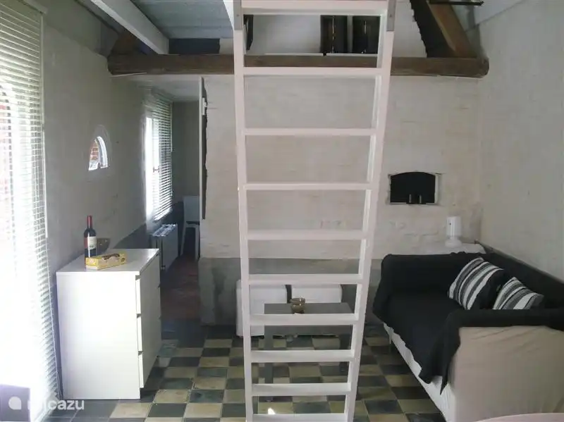 Auch aus dem gemütlichen Wohnzimmer blickt auf den Garten. Der Sitzbereich weiter in den Dachfirst und gibt somit eine leichte, spielerische und luftig!