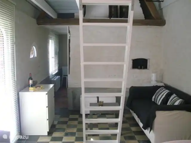 Ti & Gigré en Bélgica, Amberes, Malle - casa vacacional También tiene una vista del hermoso jardín desde la acogedora sala de estar. ¡El área de asientos se extiende hasta la cumbrera del techo y por lo tanto da una sensación de luz, diversión y espacio!