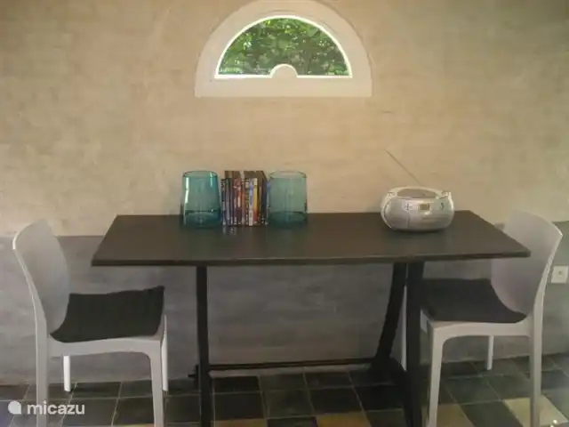 Ti & Gigré en Bélgica, Amberes, Malle - casa vacacional Un rincón en el salón que conecta con la cocina.