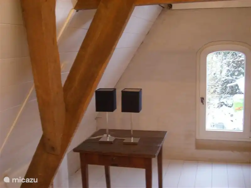 Schlafzimmer in der ersten Etage mit Blick auf den Garten.