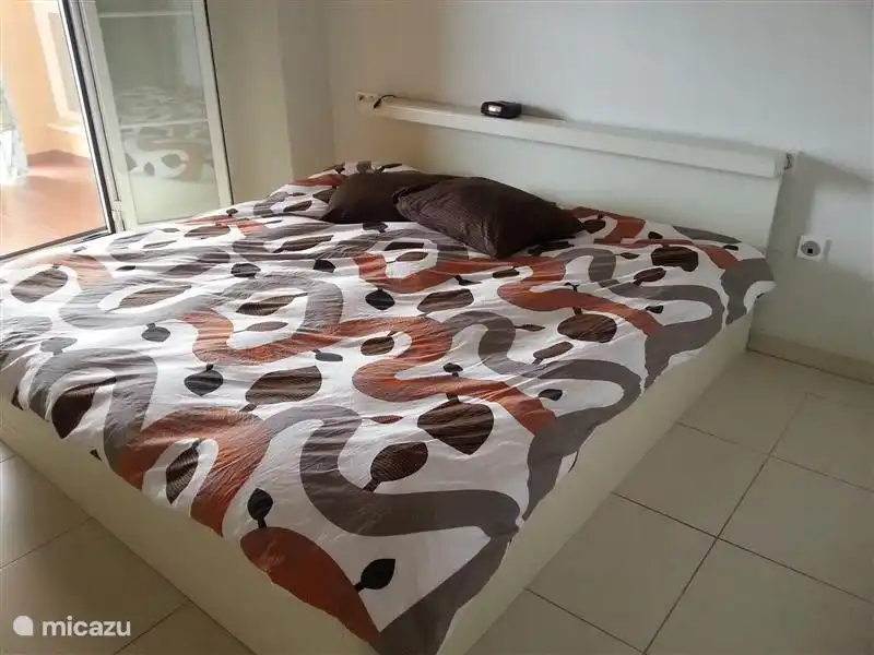 De la chambre principale avec un lit double (1.80x2.00m), vous franchissez les portes-fenêtres de la terrasse. Par cette chambre, vous entrez également dans la salle de bain séparée