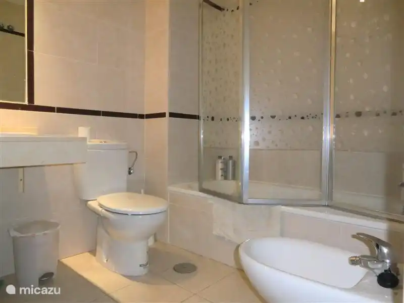 C'est la salle de bain qui est reliée à la chambre principale. Cela a une baignoire, des toilettes, un bidet et ...