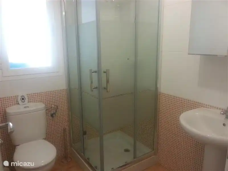 C'est la deuxième salle de bain. Cela a un lavabo, une douche et des toilettes.
