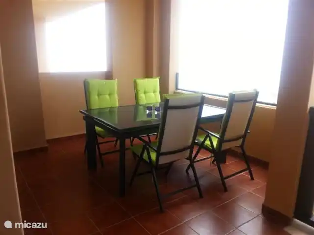 Colinas de Procusan en España, Costa del Sol, Málaga - apartamento Terraza desde las puertas del patio desde el dormitorio principal. Desde 2018, la terraza tiene paredes corredizas de vidrio, creando una 'idea de invernadero'. Fuera, pero dentro. Esto le permite sentarse en la terraza en los meses de invierno. Las paredes de cristal se pueden abrir completamente.