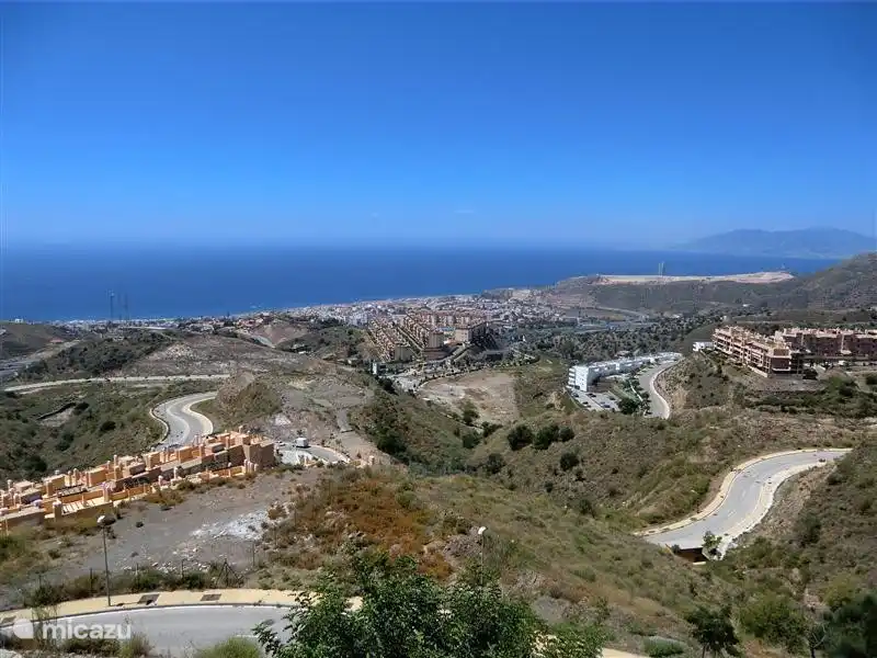 Une vue fantastique sur la mer et les montagnes, vue depuis la terrasse.