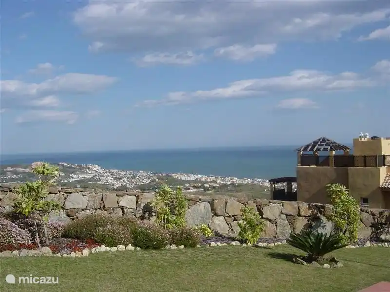 Une vue du côté du complexe.