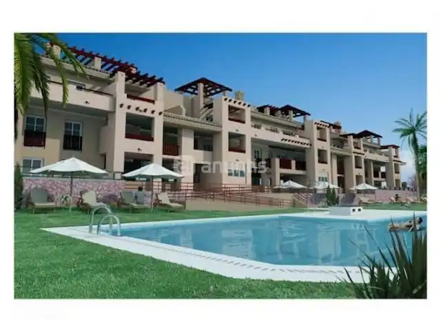 Colinas de Procusan en España, Costa del Sol, Málaga - apartamento Nuestro apartamento dispone de piscina donde siempre hay un socorrista presente (esto es obligatorio en España). No hay piscina para niños pequeños. Hay muchas sombrillas en el césped para dar sombra. El jardín está muy bien mantenido. La piscina está abierta desde principios de junio hasta mediados de septiembre.