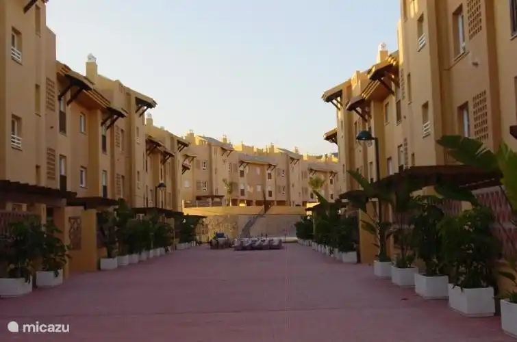 C'est le boulevard que vous voyez depuis la fenêtre de la cuisine, à l'avant du complexe d'appartements. Ici, les enfants peuvent jouer en toute sécurité.