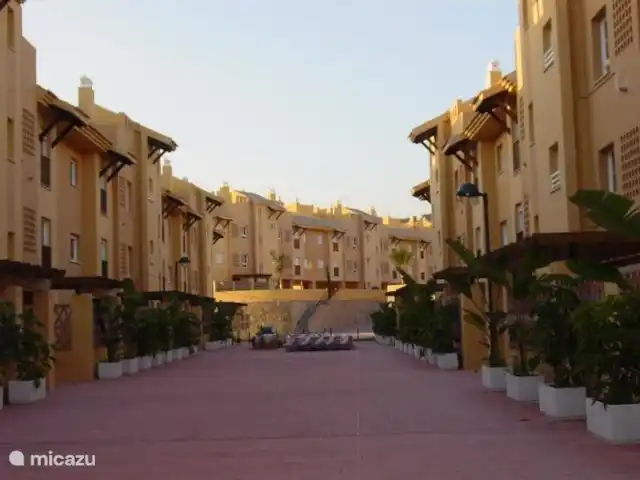 Colinas de Procusan en España, Costa del Sol, Málaga - apartamento Este es el 'bulevar' que se ve desde la ventana de la cocina, en la parte delantera del complejo de apartamentos. Aquí los niños pueden jugar con seguridad.