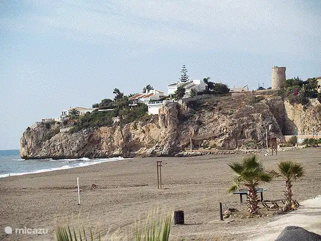 Colinas de Procusan en España, Costa del Sol, Málaga - apartamento Rincón tiene una playa de arena donde podrá relajarse. Hay muchos restaurantes, bares y tiendas en el bulevar. También puedes fijar aquí. Desde Rincón puedes dar un agradable paseo por las cuevas hasta otra playa.