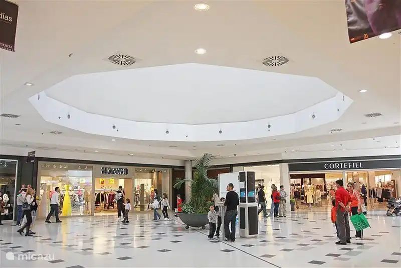 Près du complexe d'appartements, à environ 5 minutes en voiture, se trouve un très grand centre commercial couvert. Vous y trouverez des distributeurs automatiques de billets, des magasins (de vêtements) (dont Zara, Stradivarius), des pharmacies et un très grand supermarché. Il y a aussi un McDonalds et une station-service. Vous pouvez vous garer ici gratuitement.