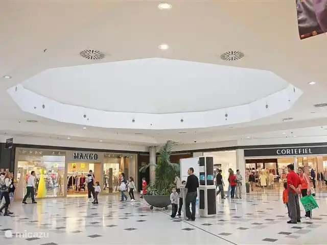 Colinas de Procusan en España, Costa del Sol, Málaga - apartamento Cerca del complejo de apartamentos, a unos 5 minutos en coche, se encuentra un centro comercial interior muy grande. Aquí encontrarás cajeros automáticos, tiendas (de ropa) (incluyendo Zara, Stradivarius, farmacias y un supermercado muy grande. También hay un McDonalds y una gasolinera. Puedes aparcar aquí gratis.