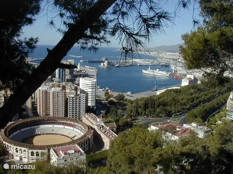Málaga est une belle province et ville. Vous conduisez de l'appartement au centre de Malaga en 20 minutes environ. Il y a beaucoup à voir, à jouer, à manger et à boire ici.