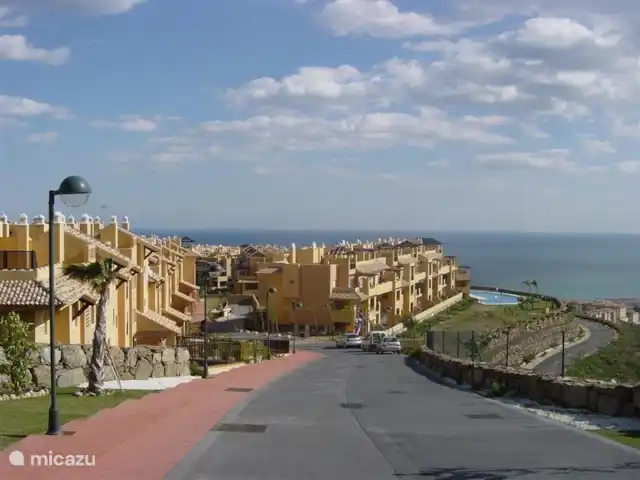 Colinas de Procusan en España, Costa del Sol, Málaga - apartamento Esta es la 'rampa' desde la que conduce al gran complejo de apartamentos. Una hermosa vista de las montañas y el mar. A través de este camino, ingresa al estacionamiento subterráneo donde tiene su propio espacio de estacionamiento.