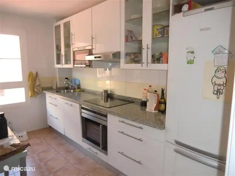 La cuisine est équipée d'un combiné réfrigérateur-congélateur, d'un four micro-ondes, d'un lave-vaisselle, d'une hotte aspirante et d'un four. Il y a aussi un vaste inventaire.