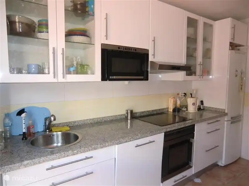 La cuisine a un plan de travail en pierre.
De la cuisine, vous accédez à la buanderie où se trouve la machine à laver.