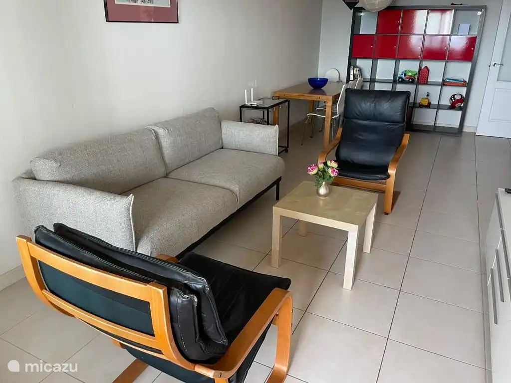 Le séjour est séparé de la cuisine. Beaucoup de lumière entre ici depuis la terrasse.