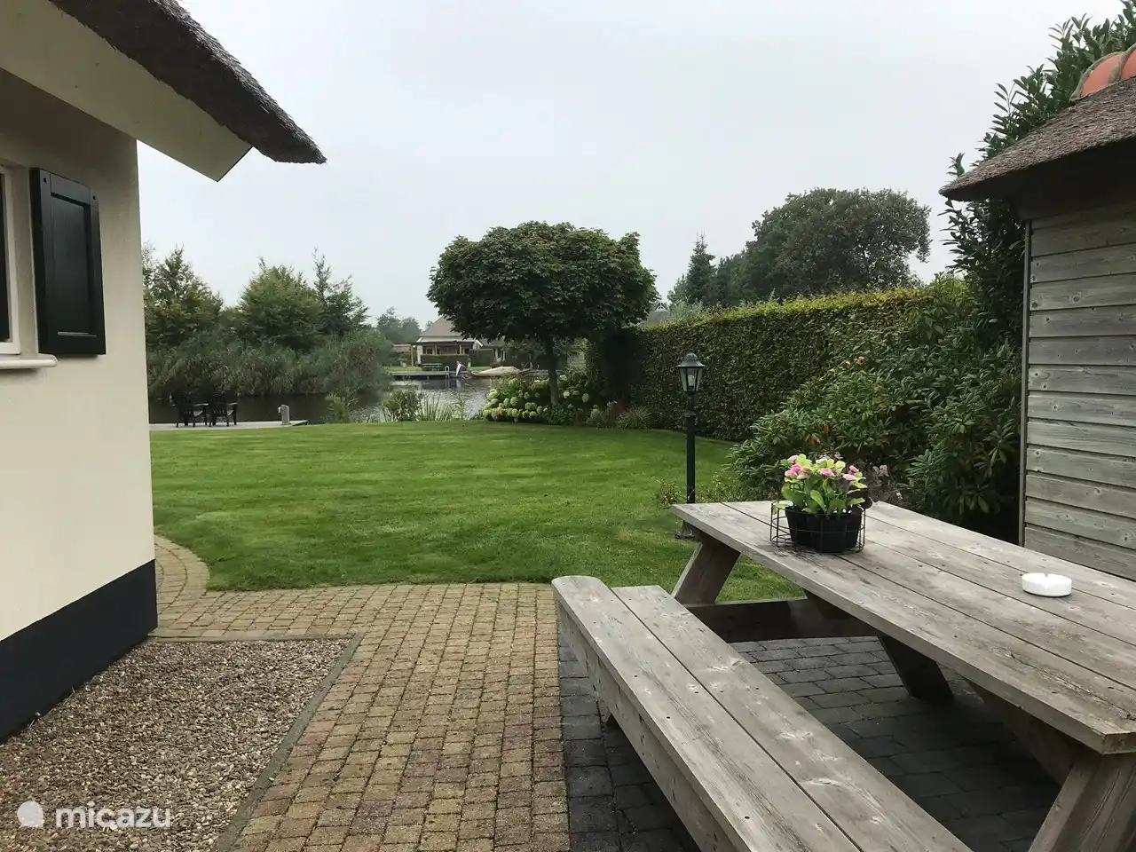 Morgensonne am Picknicktisch